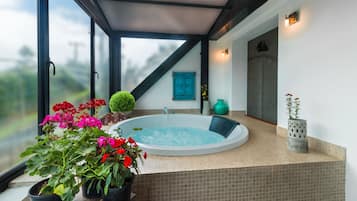 Jetted bathtub