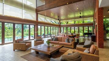 Bungalow, 6 chambres, piscine privée (6 Bedroom Bungalow with Pool) | Coin séjour