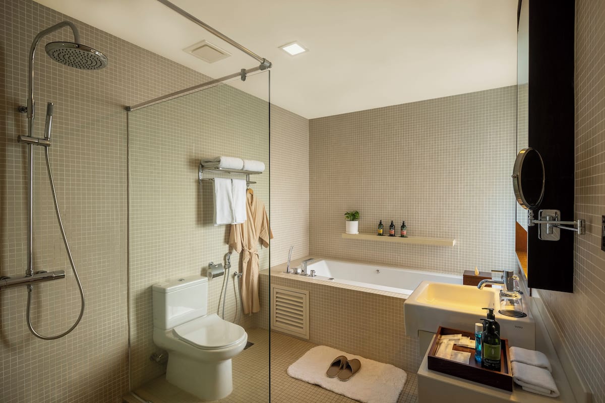 Bungalow, 6 slaapkamers, privézwembad (6 Bedroom Bungalow with Pool) | Badkamer | Een aparte badkuip en douche, een haardroger, badjassen, pantoffels