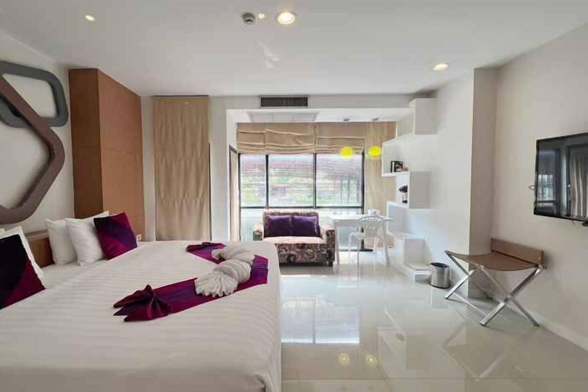 Premium bedding, free minibar items, in-room safe, desk