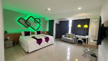 Deluxe Double Room | Kamar mandi | Perlengkapan mandi gratis, pengering rambut, handuk, dan sabun