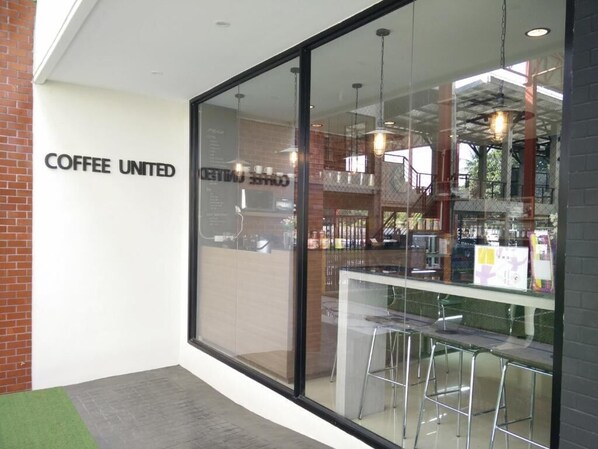 2 restaurants, breakfast, lunch, dinner served; Thai cuisine 