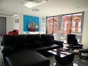 52-inch flat-screen TV with cable channels, TV - Phitsanulok United (Phitsanulok)