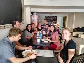 Déjeuner continental (5.00 USD par personne)