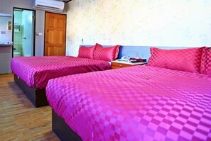 Habitación cuádruple familiar, 2 camas dobles | Cunas o camas infantiles gratuitas y wifi gratis
