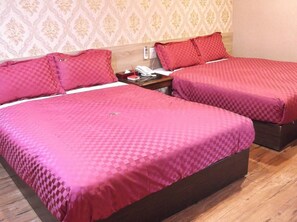 Habitación cuádruple familiar, 2 camas dobles | Cunas o camas infantiles gratuitas y wifi gratis