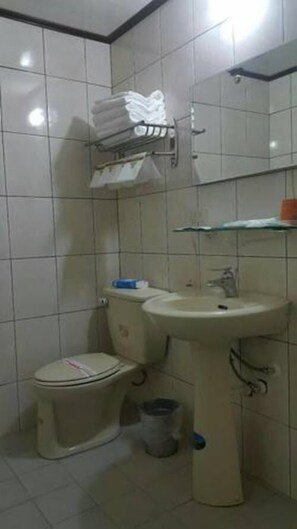 Habitación cuádruple familiar, 2 camas dobles | Baño | Ducha y bañera combinadas, secador de pelo y zapatillas