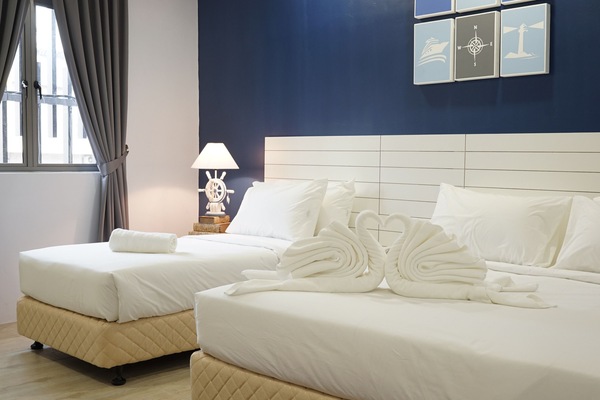 Kamar Keluarga | Meja kerja, tirai kedap cahaya, kedap suara, dan setrika/meja setrika