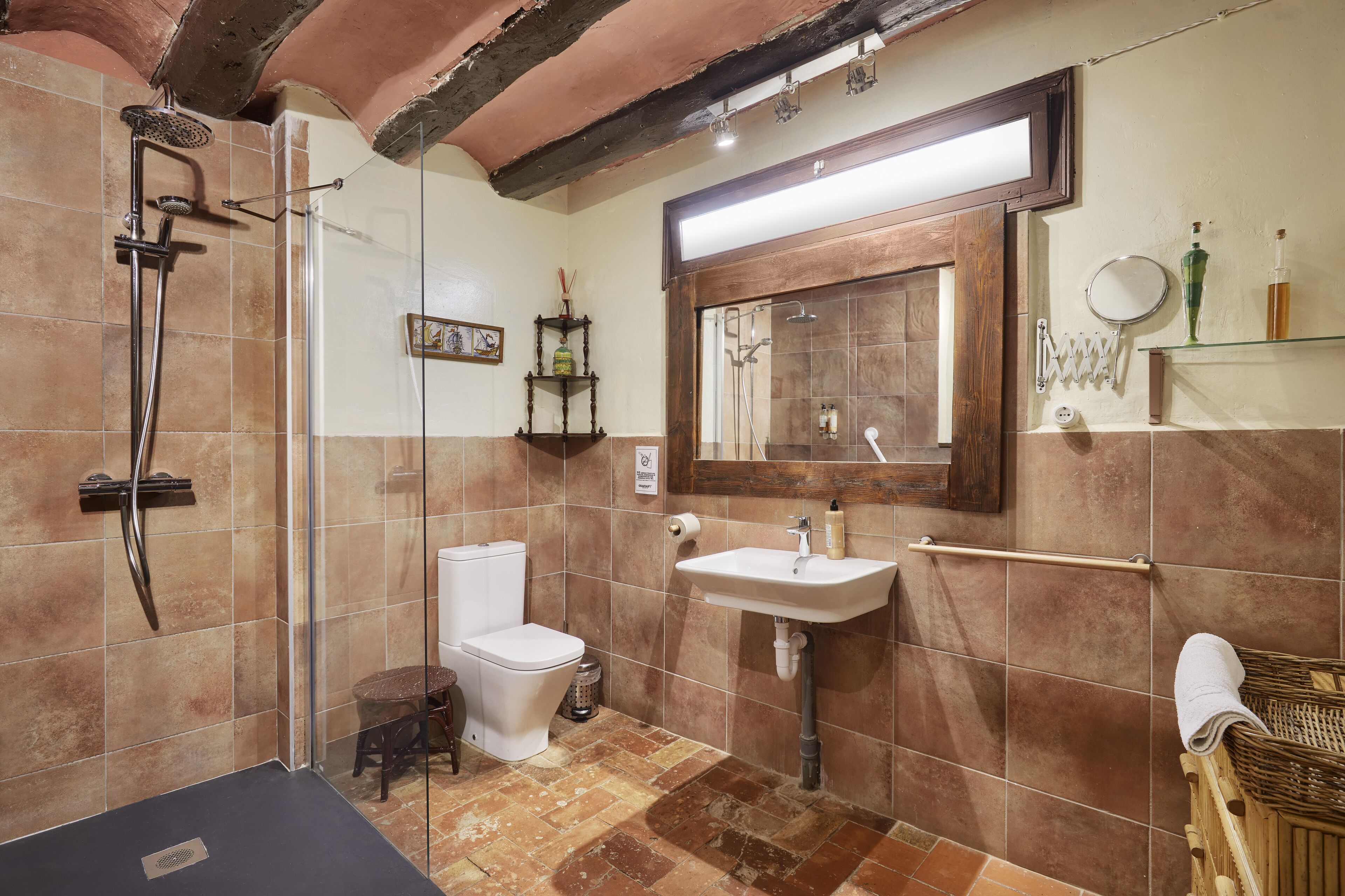 Een douche, een regendouche, gratis toiletartikelen, een haardroger