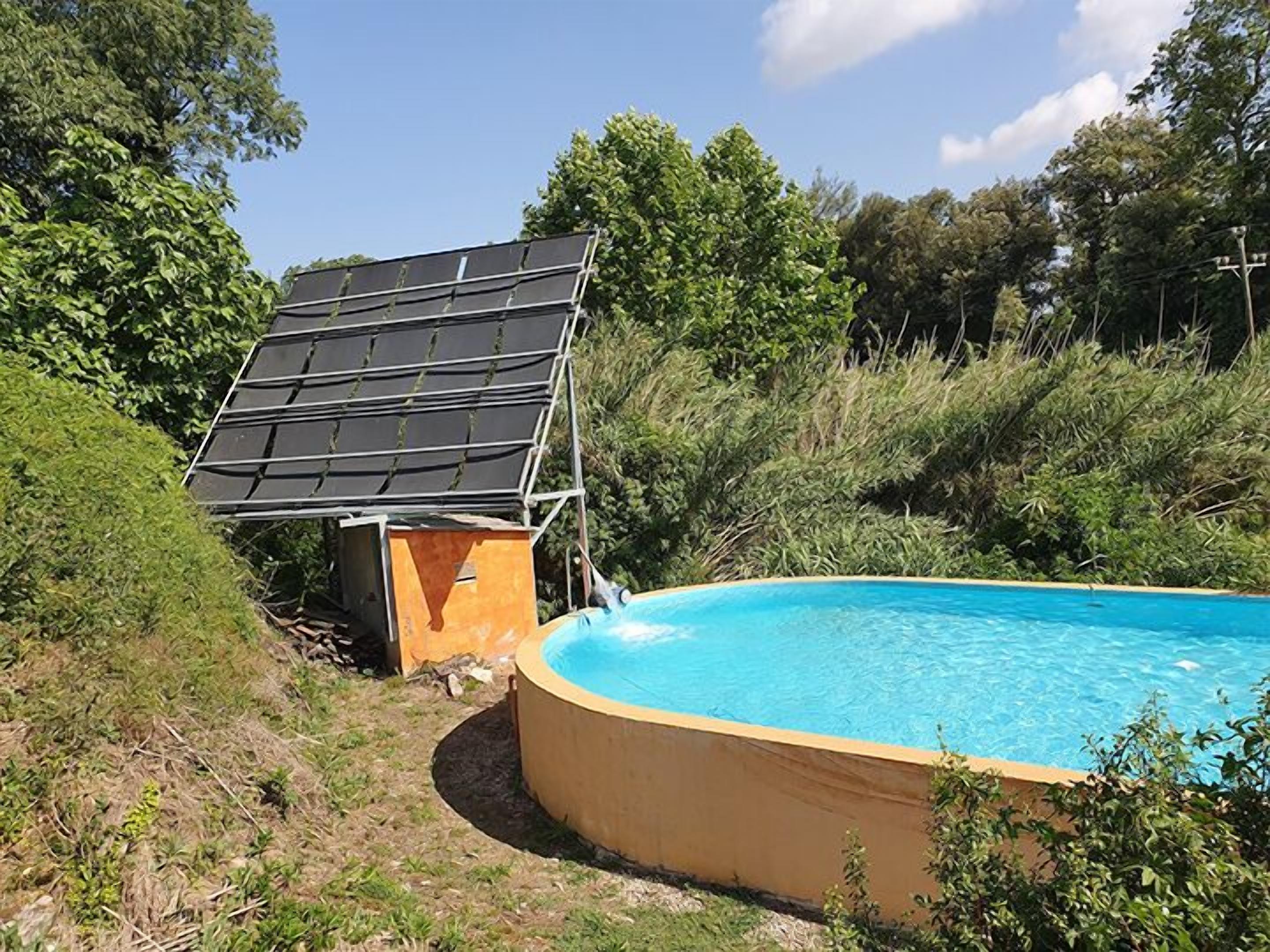 Alberca al aire libre, sombrillas en la alberca y camastros 