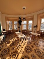 Päivittäinen mannermainen aamiainen (8 EUR per henkilö)