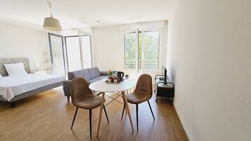 2 bedrooms, individually furnished, iron/ironing board, free WiFi