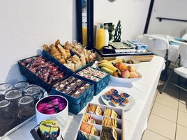 Café da manhã com buffet todos os dias mediante uma taxa