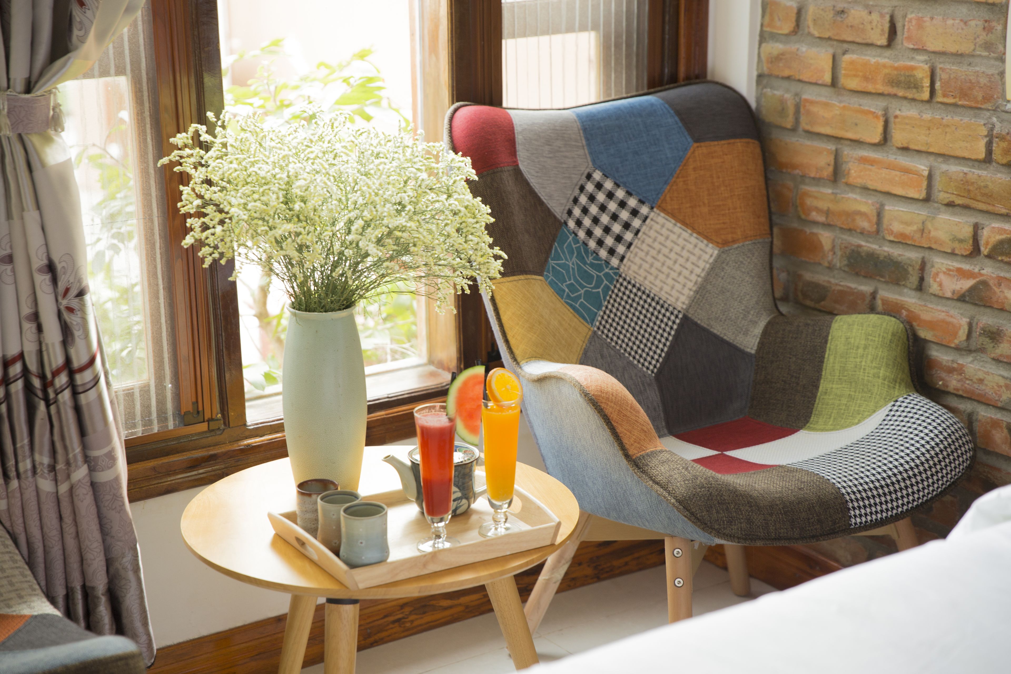 Habitación triple Deluxe, vista a la alberca | Artículos del minibar gratis y caja de seguridad en la habitación 