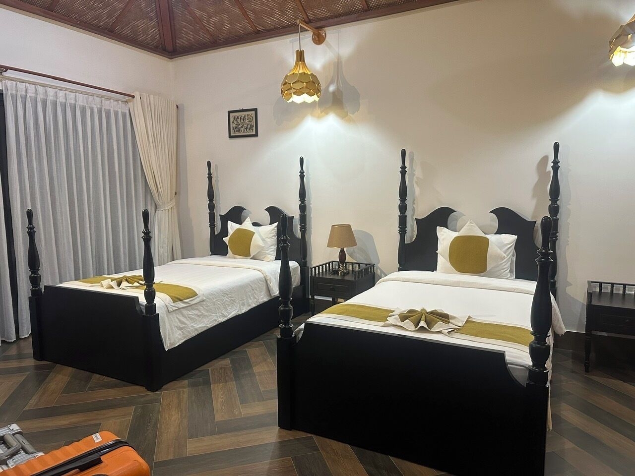 Villa Grand, 1 cama de matrimonio grande, vistas al lago, junto al lago | Minibar con artículos gratuitos, caja fuerte, escritorio