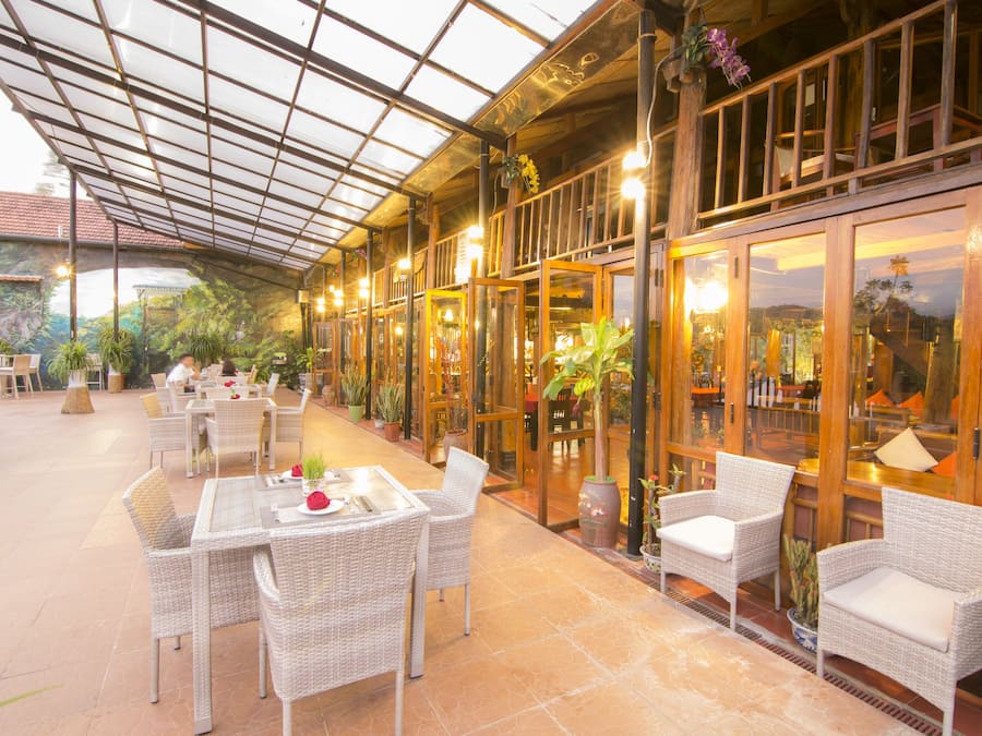 Petit déjeuner et déjeuner servis sur place, restauration en plein air