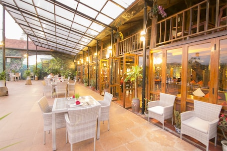 Breakfast, lunch and dinner served . Phong Nha Lake House
