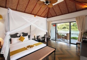 Villa Grand, 1 cama King size, vista al lago, junto al lago | Artículos del minibar gratis y caja de seguridad en la habitación 