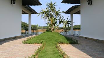 Villa Grand, 1 cama King size, vista al lago, junto al lago | Terraza o patio