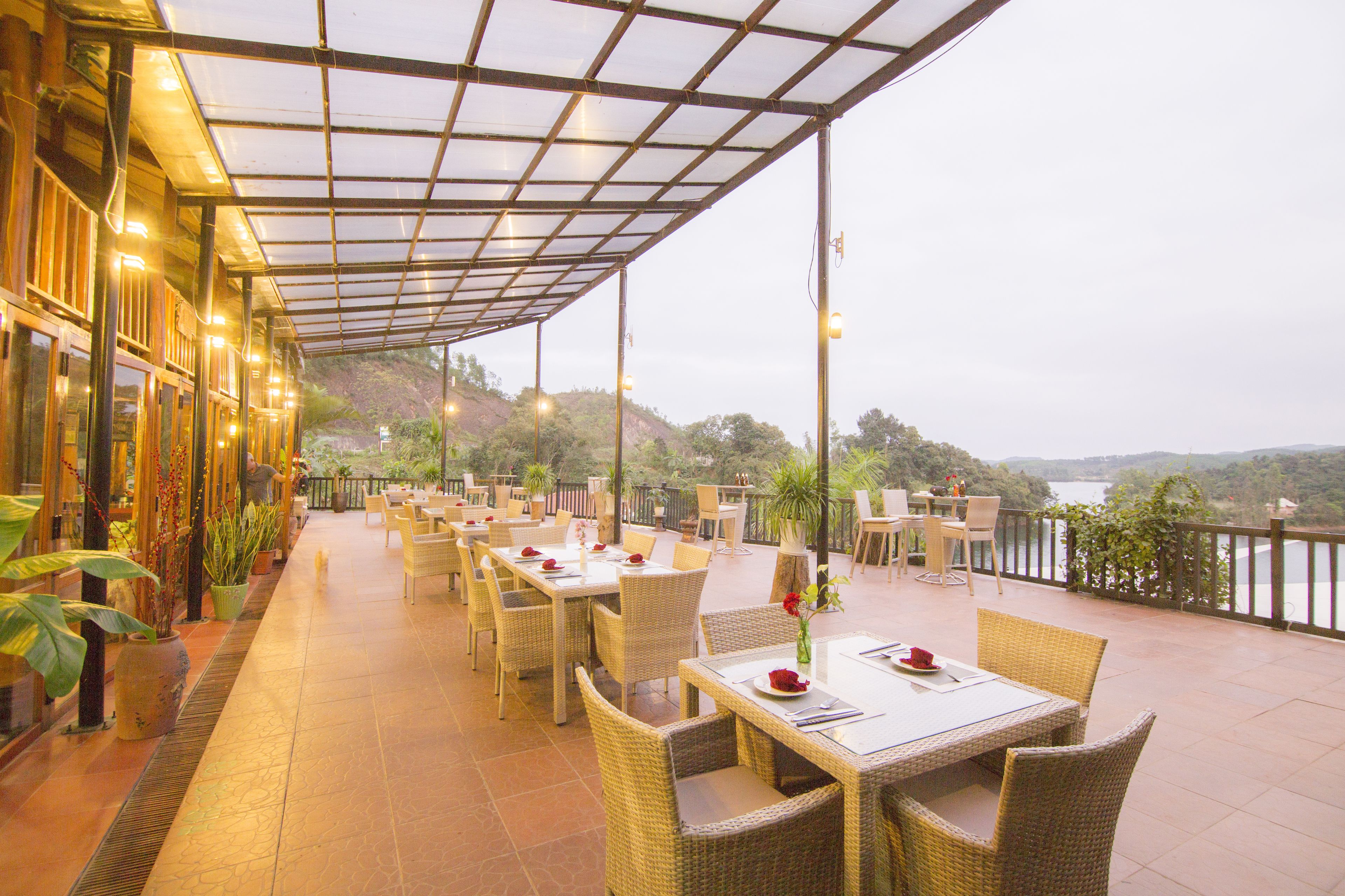 breakfast, lunch served; international cuisine, al fresco dining