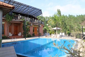 Outdoor pool, pool umbrellas, sun loungers - Phong Nha Lake House (Bo Trach)