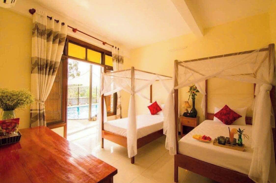 Suite familiar, 2 habitaciones, vistas a la piscina | Minibar con artículos gratuitos, caja fuerte, escritorio