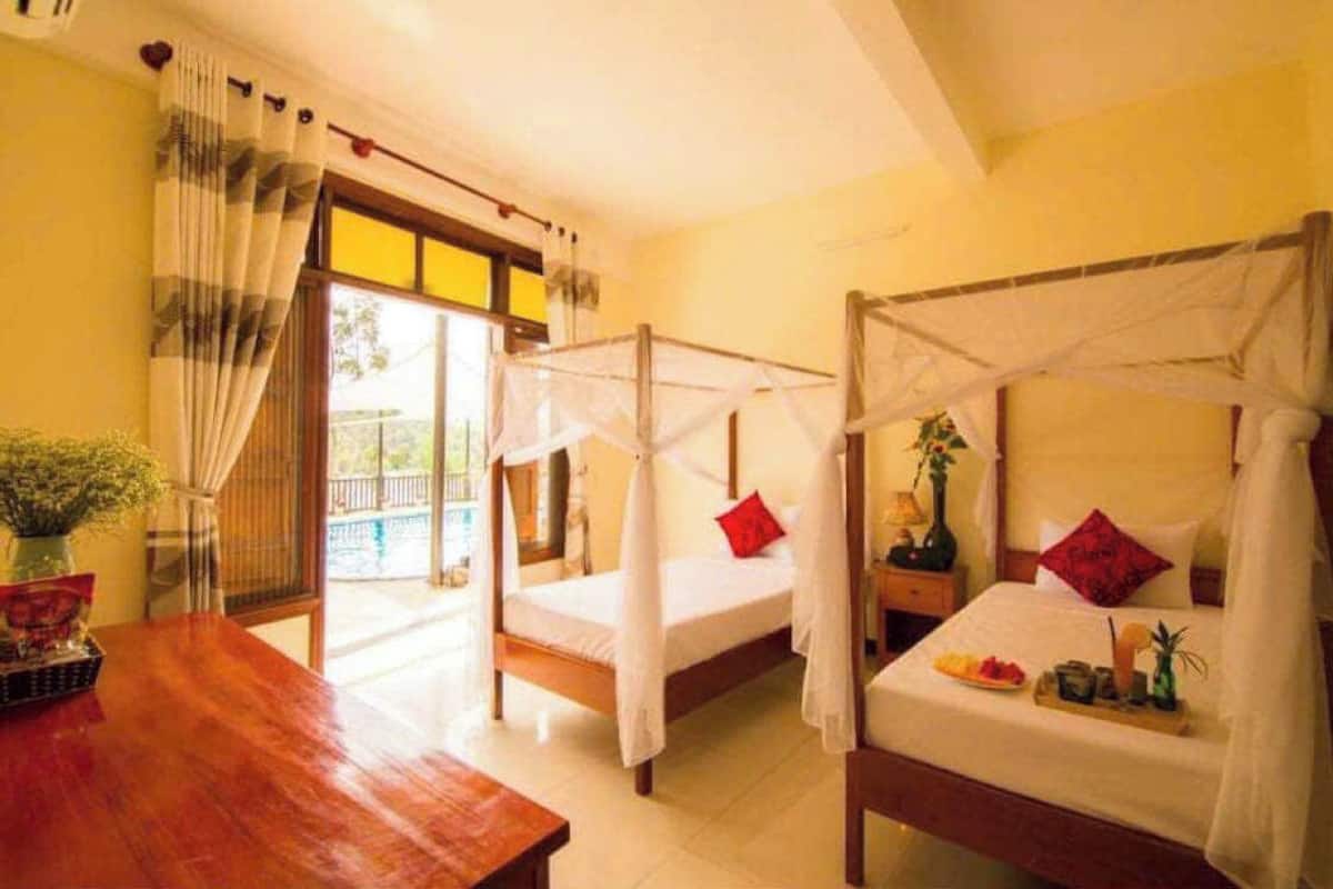 Suite familiale, 2 chambres, vue sur la piscine | Articles de minibar gratuits, coffre-fort, bureau