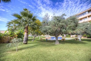 Leilighet, 1 soverom, terrasse | Safe på rommet, individuelt dekorert, individuelt innredet og skrivebord