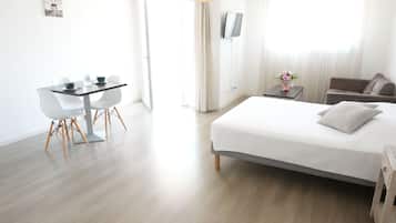 Studio Double (2 adultes) | Soundproofing, iron/ironing board (on request), WiFi (free), bed sheets