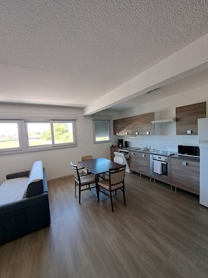 Apartamento Confort, varias camas, no fumadores, balcón | Zona de estar | Una televisión de pantalla plana