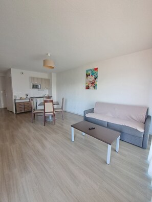 Suite Confort, 1 cama doble con sofá cama, no fumadores, balcón | Zona de estar | Una televisión de pantalla plana