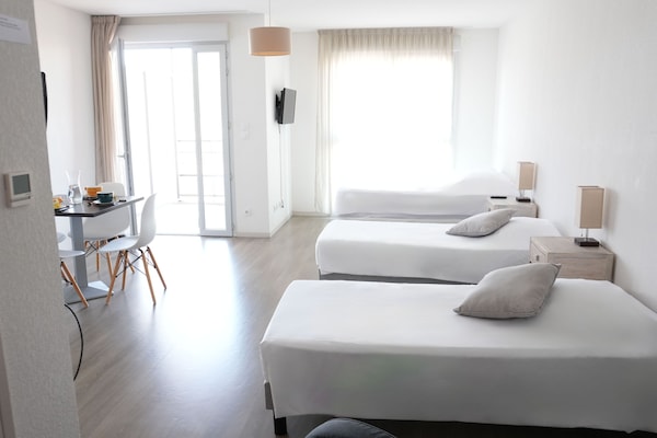 Chambre familiale (4 adultes) | Soundproofing, iron/ironing board, free WiFi, bed sheets