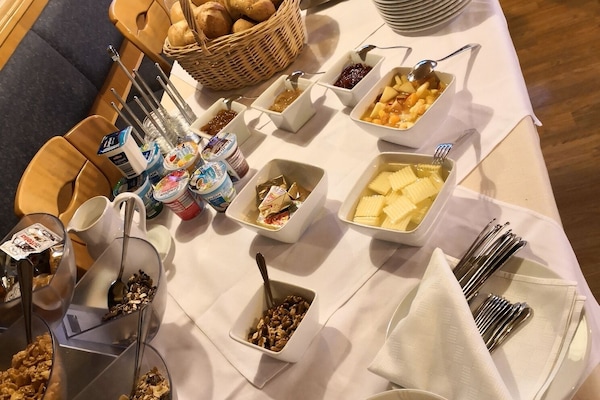 Desayuno buffet diario (EUR 12 por persona)