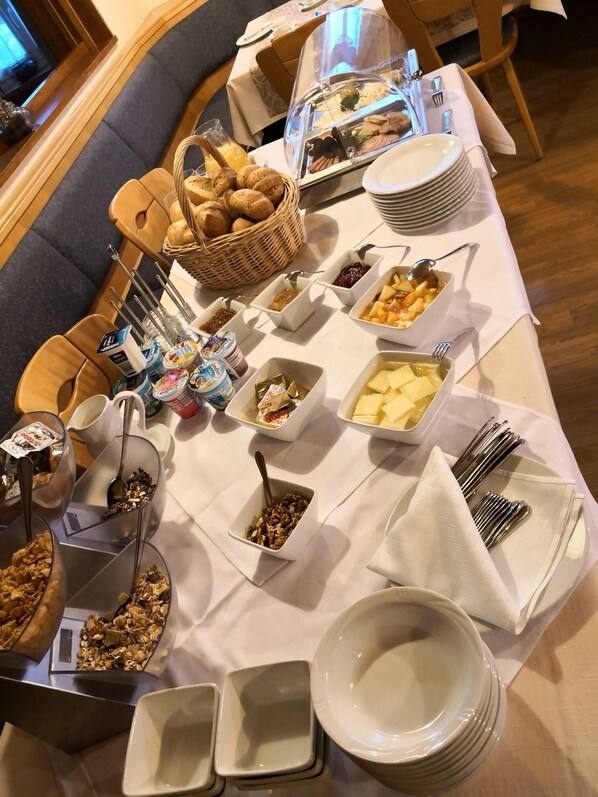 Se ofrece un desayuno bufé todos los días (12 EUR por persona)