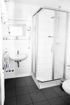 Dusche, kostenlose Toilettenartikel, Haartrockner, Handtücher