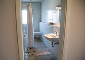 Dusche, kostenlose Toilettenartikel, Haartrockner, Handtücher