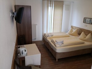 Escritorio, cortinas opacas, tabla de planchar con plancha y wifi gratis