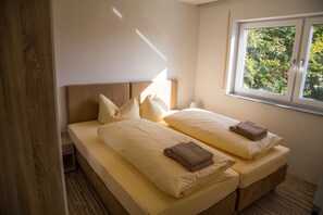 Apartment, 1 Schlafzimmer, Balkon | Schreibtisch, Verdunkelungsvorhänge, Bügeleisen/Bügelbrett