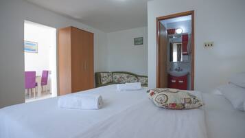 Estúdio clássico, terraço | 1 quarto, roupas de cama premium, escrivaninha, cortinas blackout