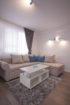 Departamento estándar, 1 habitación, Terraza, vista al mar | Área de sala de estar | Televisión LCD de 32 pulgadas con canales vía satélite y televisión 