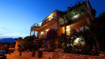 Fachada da propriedade à noite