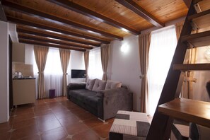 Gallery-Apartment, 1 Schlafzimmer, Terrasse, Meerblick | Wohnbereich | 32-Zoll-LCD-Fernseher mit Satellitenempfang, Fernseher