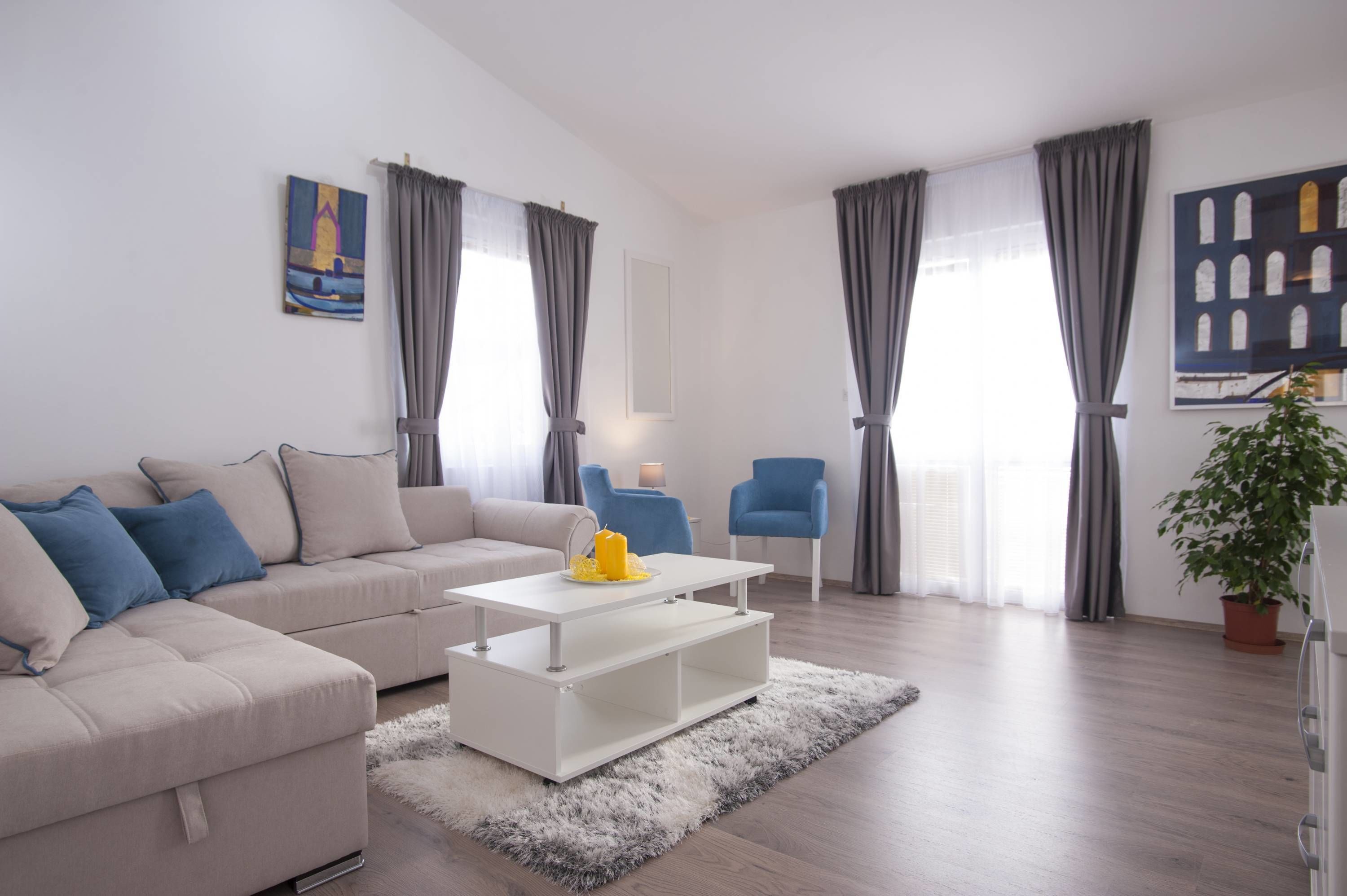 Departamento estándar, 1 habitación, balcón, vista al mar | Área de sala de estar | Televisión LCD de 32 pulgadas con canales vía satélite y televisión 