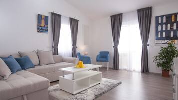 Departamento estándar, 1 habitación, balcón, vista al mar | Área de sala de estar | Televisión LCD de 32 pulgadas con canales vía satélite y televisión