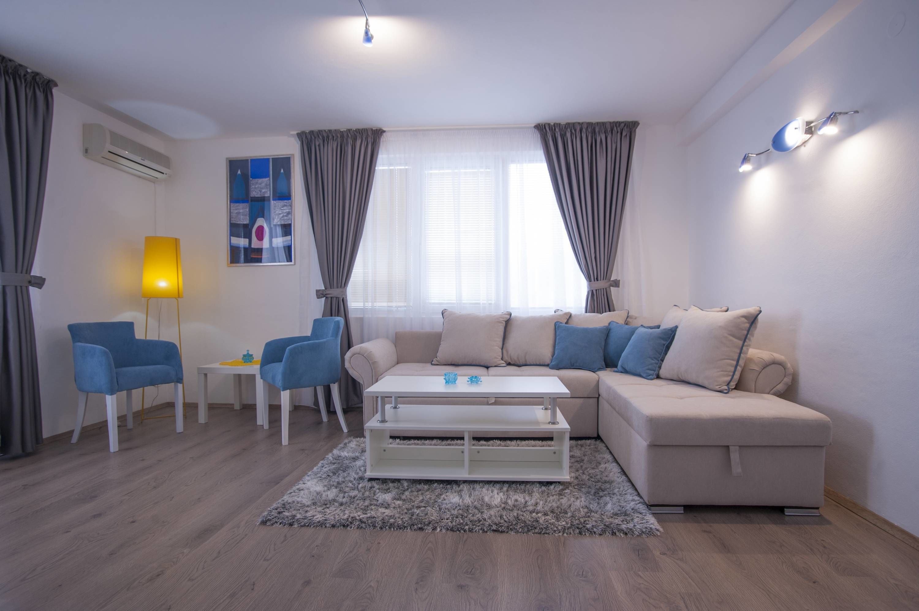 Departamento estándar, 1 habitación, Terraza, vista al mar | Área de sala de estar | Televisión LCD de 32 pulgadas con canales vía satélite y televisión 