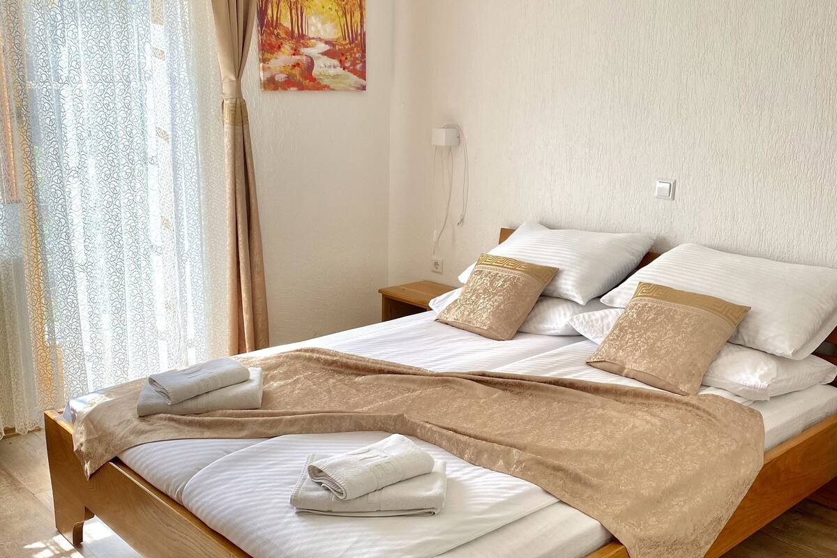 Ropa de cama de alta calidad, camas con pillow-top y escritorio