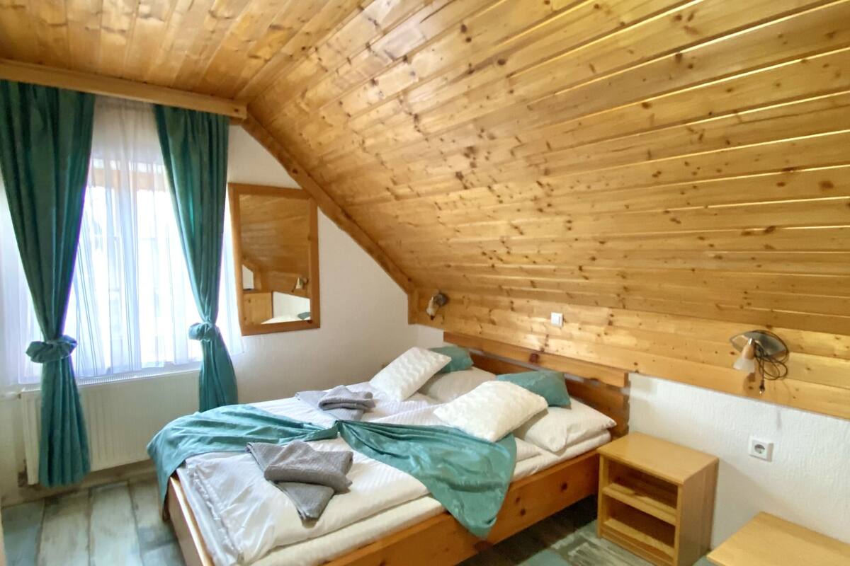 Habitación doble | Ropa de cama de alta calidad, camas con pillow-top y escritorio
