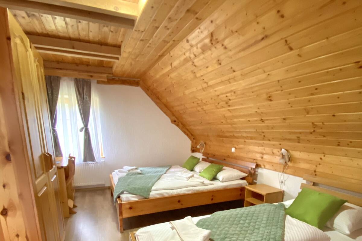 Habitación triple tradicional, 1 habitación, vista al jardín | Ropa de cama de alta calidad, camas con pillow-top y escritorio