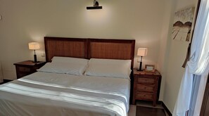 Een bureau, verduisterende gordijnen, geluiddichte muren, gratis wifi