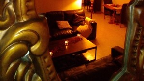 Ein Wohnzimmer mit einer Couch, einem Couchtisch und einer Lampe.